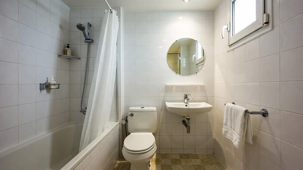 Aménagement astucieux pour petite salle de bain : conseils pratiques