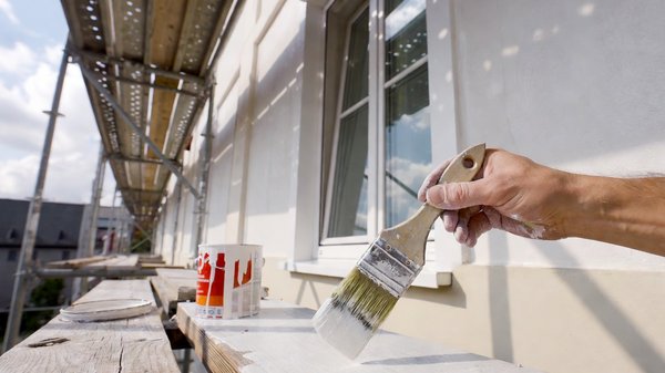 Comment bien choisir et appliquer une peinture pour bois